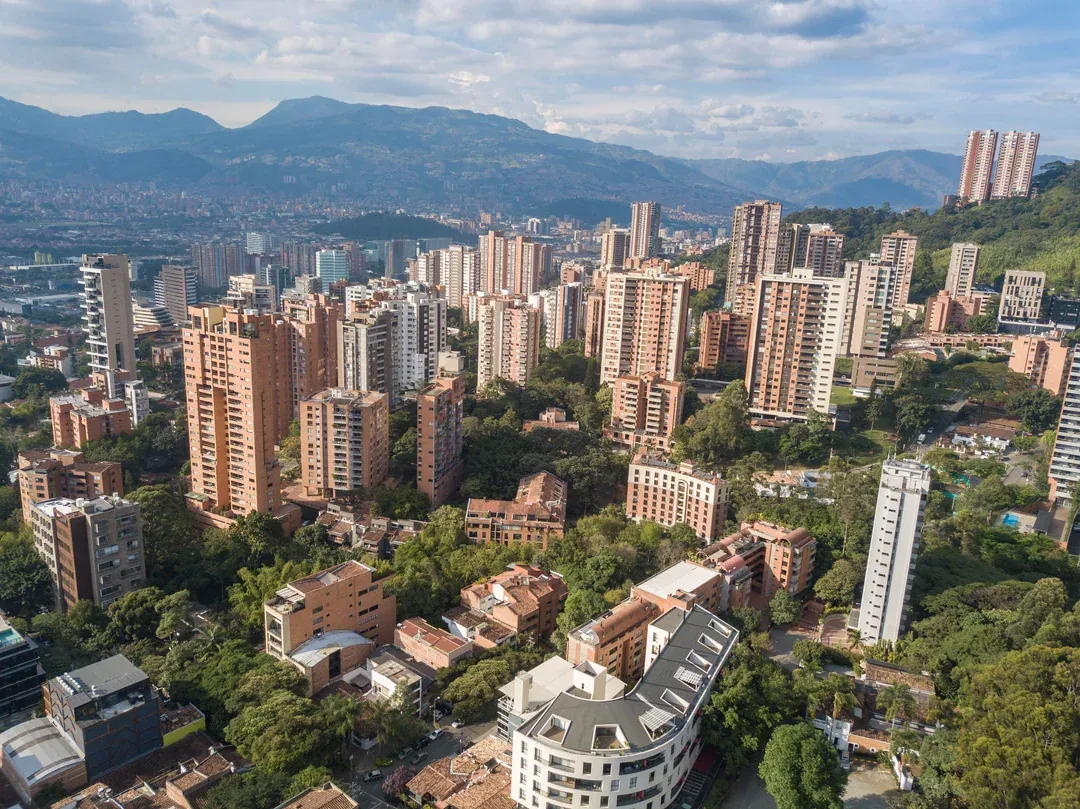 Les tours et la verdure d'El Poblado vues d'en haut