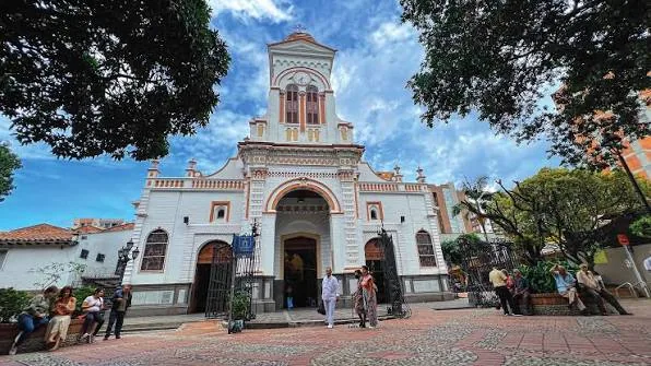 El Parque de Sabaneta y la iglesia de Santa Ana
