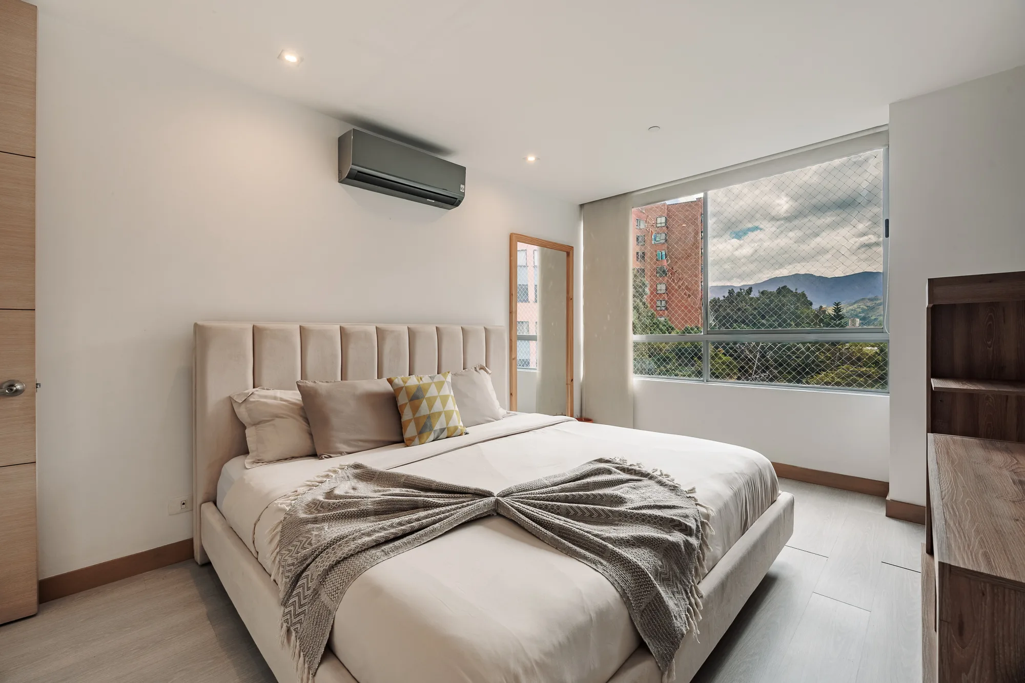 Master bedroom with a king bed, upholstered headboard, air conditioning and a green outlook at Balcón Verde