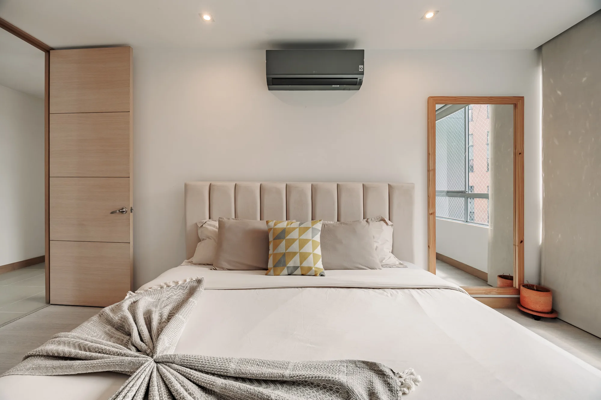 Master bedroom from the door, air-conditioning unit and wardrobe, at Balcón Verde