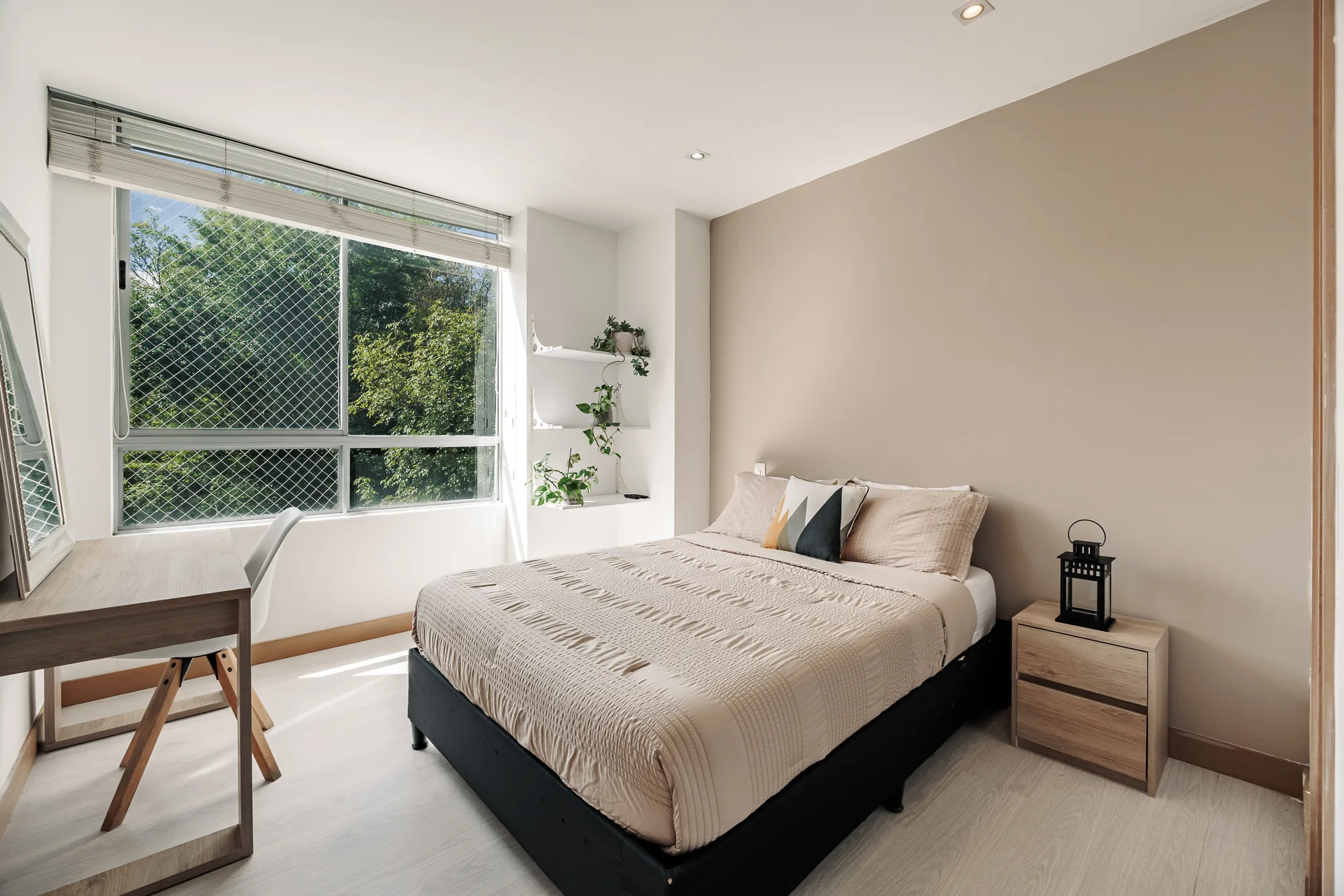 Second bedroom with a double bed, work desk and garden window at Balcón Verde