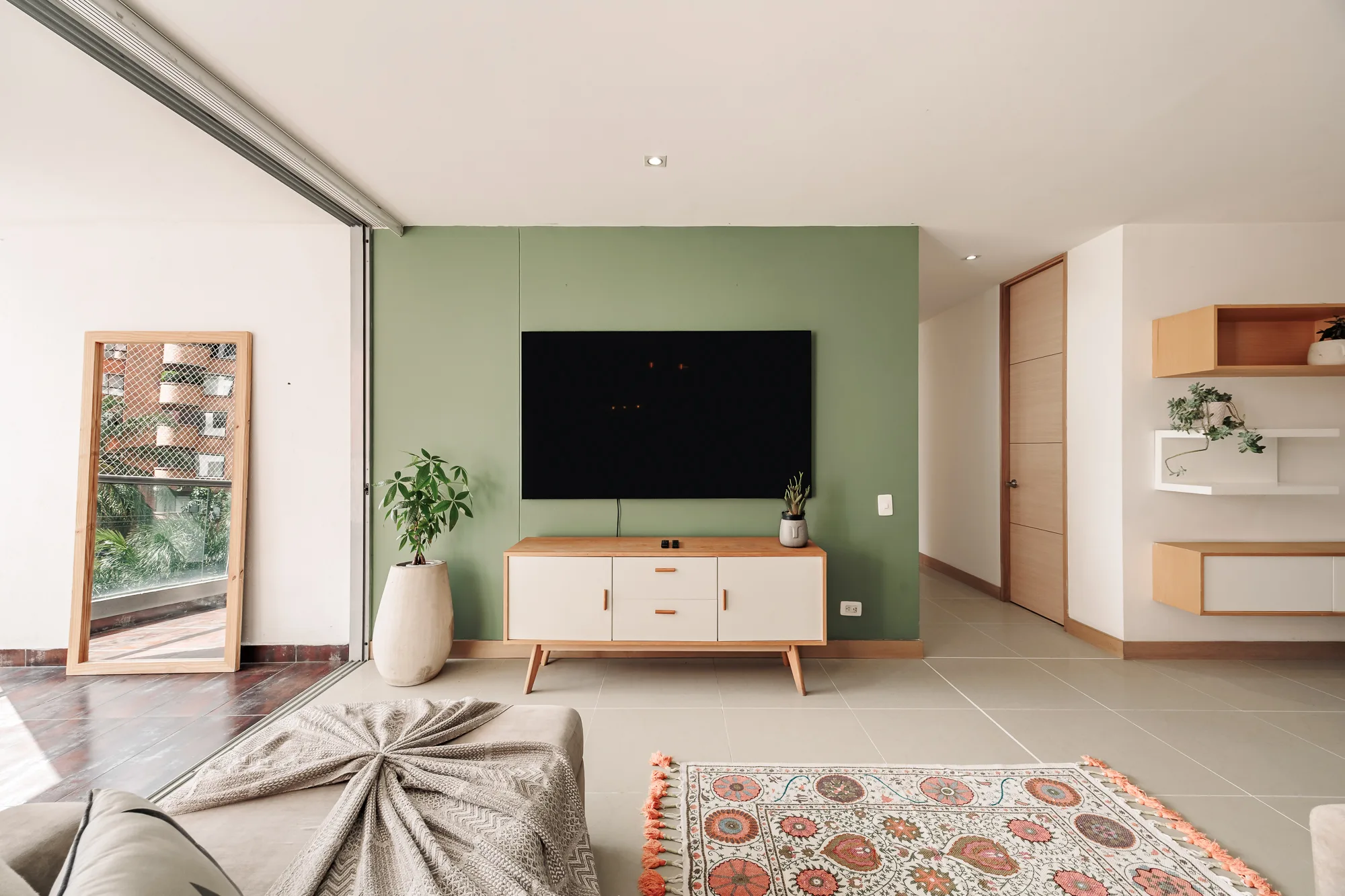 Media wall with the 80-inch Smart TV and sideboard at Balcón Verde, El Poblado