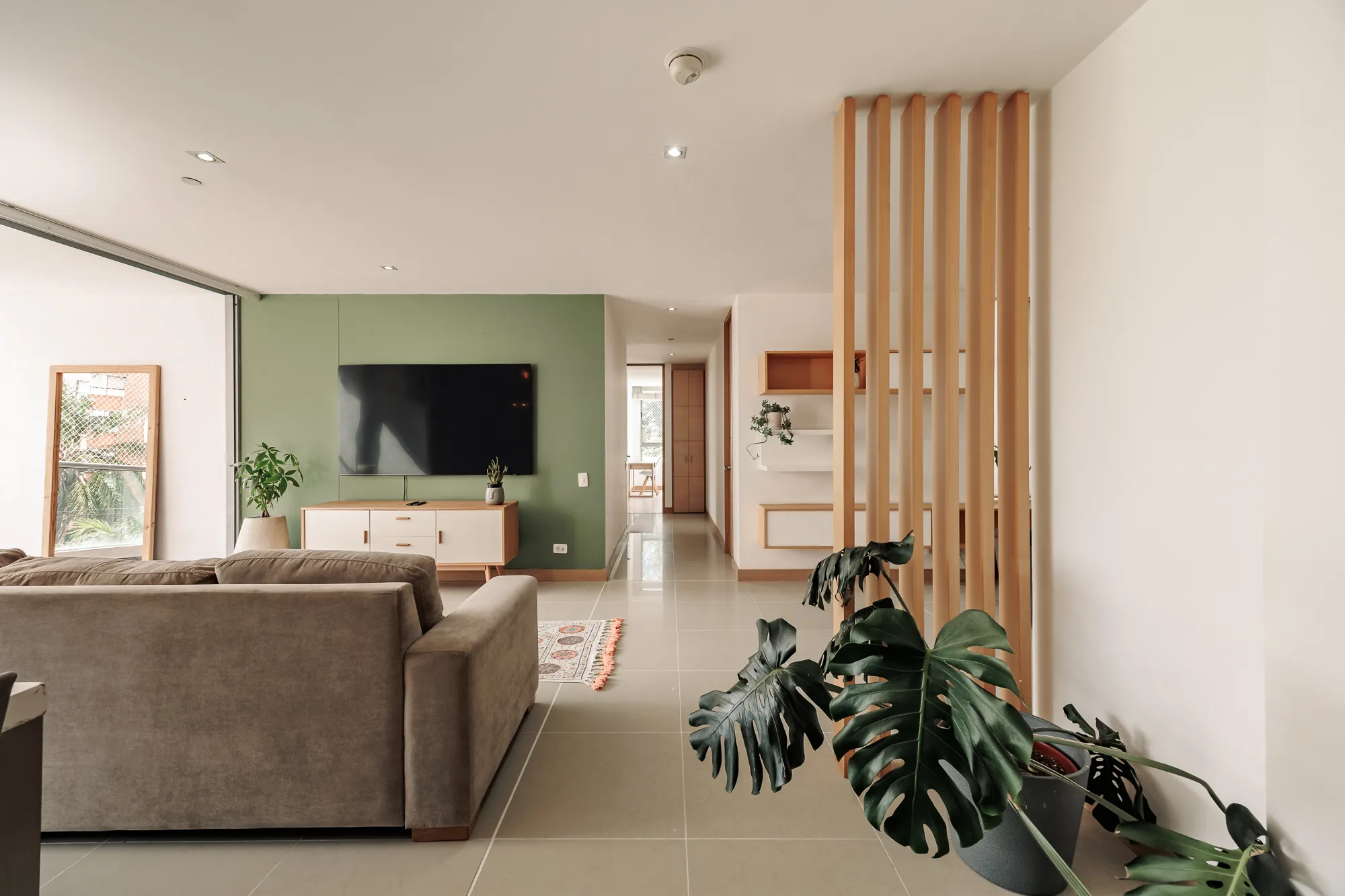 Living room with wood detailing and plants at Balcón Verde