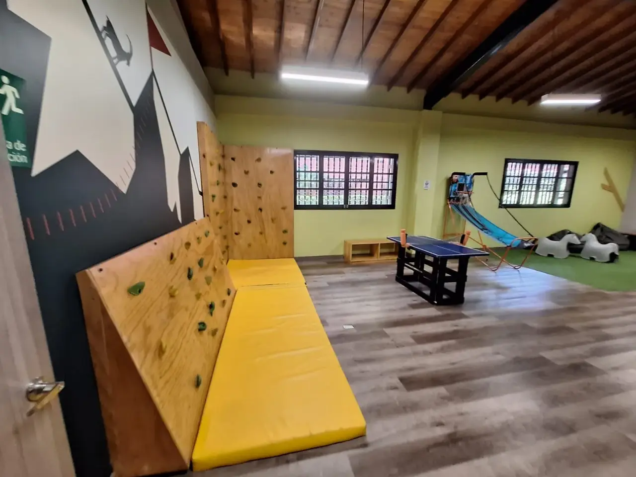 Children's play room with a climbing wall at Maderos del Campo, Sabaneta