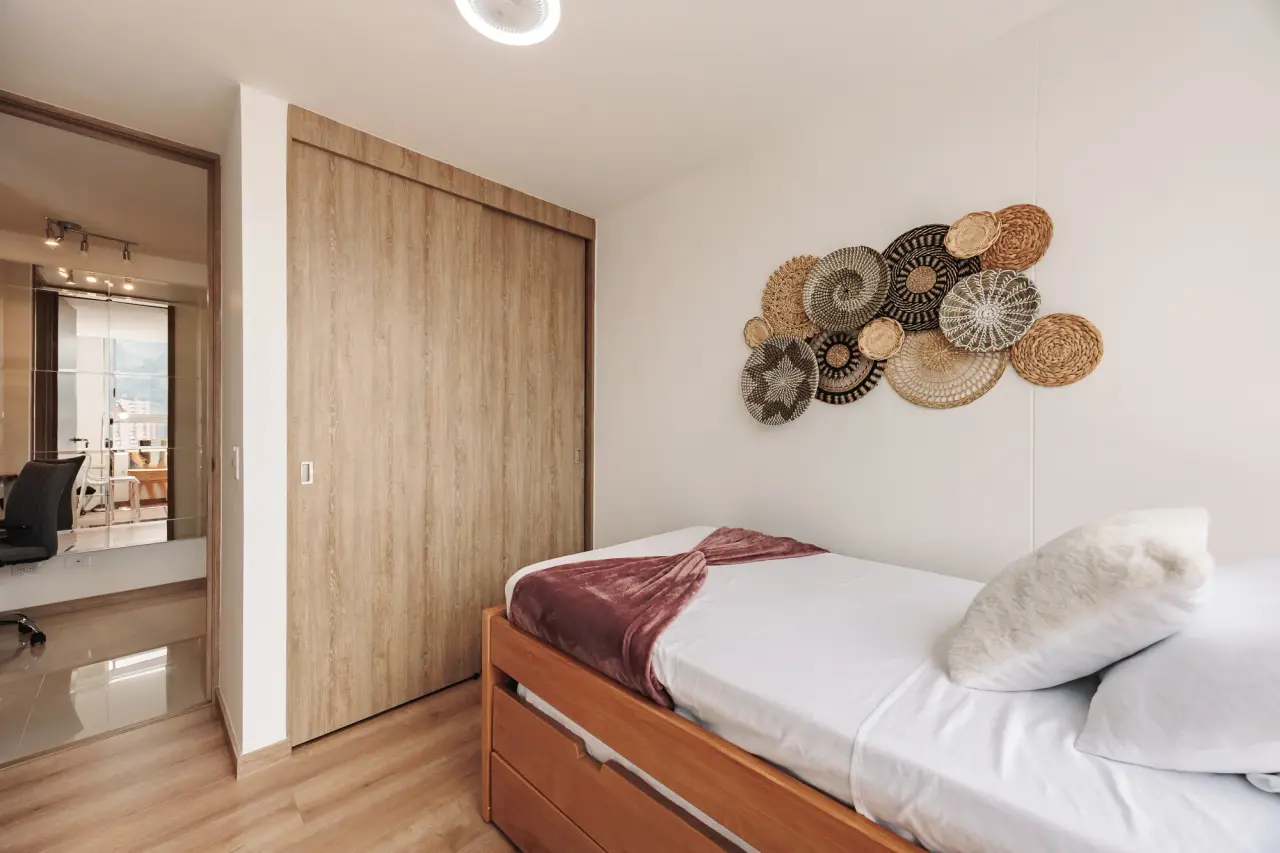 Second bedroom: sliding closet and woven wall baskets